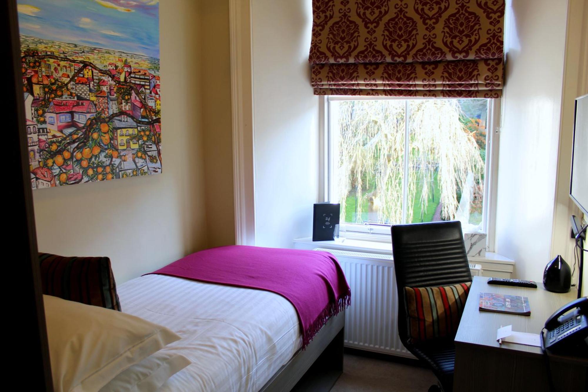 24 Royal Terrace Hotel Единбург Стая снимка